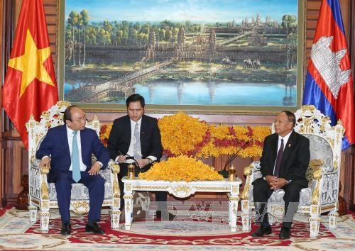 阮春福总理会见柬埔寨参议院主席和国会主席 hinh anh 1