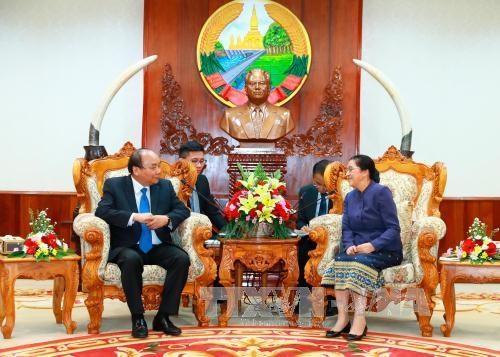 阮春福总理会见老挝党和国家领导 hinh anh 2