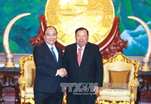 阮春福总理会见老挝党和国家领导 hinh anh 1