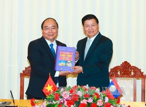 越南政府总理阮春福与老挝总理通伦举行会谈 hinh anh 1