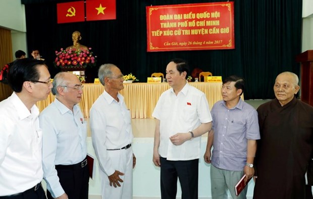 越南国家主席陈大光与胡志明市芹椰县选民接触 hinh anh 1