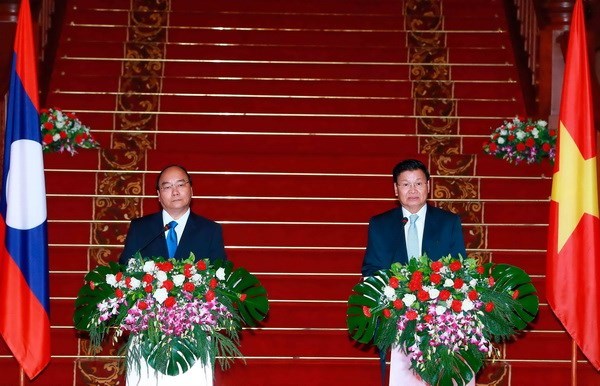 越南与老挝发表联合声明 强调维护东海和平稳定与安全的重要性 hinh anh 1