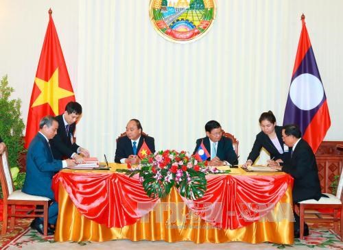 阮春福总理正式访问老挝 双边签署一系列合作文件 hinh anh 1