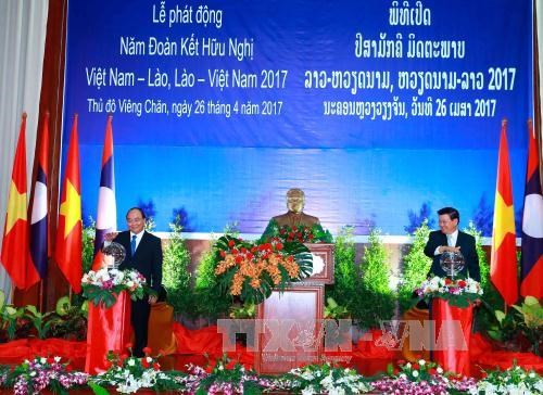 阮春福与老挝总理通伦共同主持2017年越老两国友好团结年启动仪式 hinh anh 1