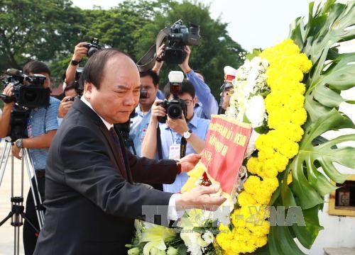 越南政府总理阮春福走访慰问前老挝党和国家领导人 hinh anh 2