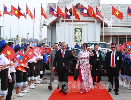 阮春福总理圆满结束对老挝进行的正式访问 hinh anh 1