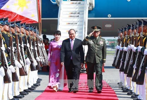 阮春福总理抵达马尼拉出席第30届东盟峰会 hinh anh 1