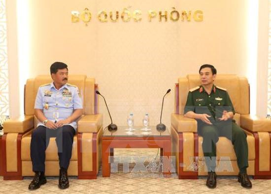 越南人民军总参谋长潘文江会见印尼空军参谋长哈迪·查延多 hinh anh 1