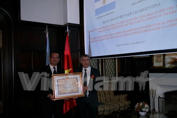 阿根廷前驻越南大使荣获越南国家主席的友谊勋章 hinh anh 1