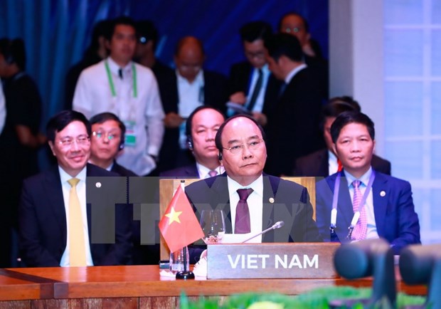 越南政府总理阮春福出席第30届东盟峰会 hinh anh 1