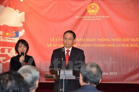 越南南方解放和国家统一42周年纪念活动在法国举行 hinh anh 1