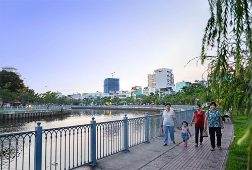 越南南方解放42周年：胡志明市的城市面貌焕然一新 hinh anh 6