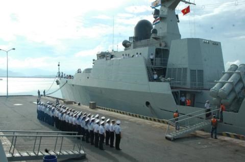 越南海军军舰赴新加坡参加该国海军建军系列纪念活动 hinh anh 1