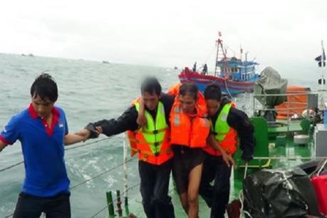 在新加坡遇险的三名越南籍船员已被及时送医救治 hinh anh 1