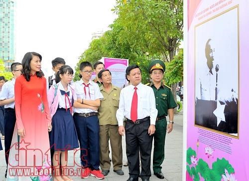 “胡志明主席永远活在越南人心中”图片展在胡志明市开幕 hinh anh 1