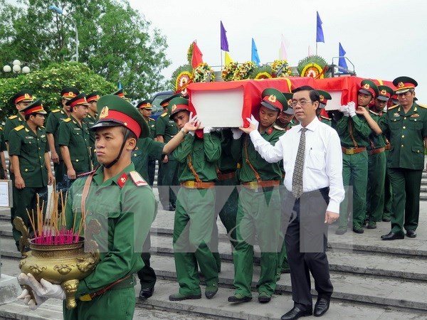 越南志愿军烈士遗骸归国安葬仪式在全国各地举行 hinh anh 1
