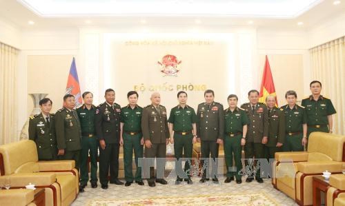 越南人民军总参谋长会见柬埔寨国防部国务秘书代表团 hinh anh 1