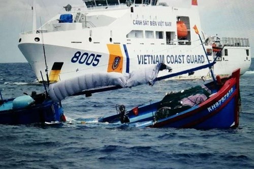 5艘越南渔船被印尼巡逻船抓扣：大部分渔民和4艘渔船被释放 hinh anh 1