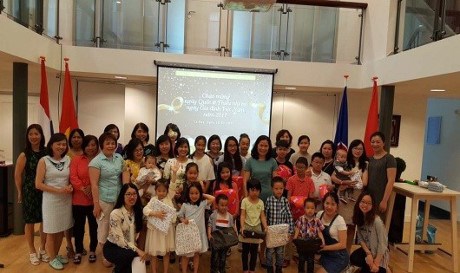 越南驻荷兰大使馆举行见面会 庆祝六一儿童节和越南家庭日 hinh anh 1