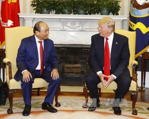 越南政府总理阮春福与美国总统特朗普举行会谈 hinh anh 1
