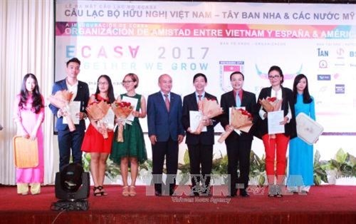 越南—西班牙与拉美各国友好俱乐部揭牌成立 hinh anh 1