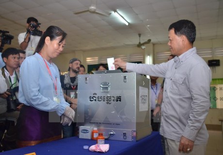 柬埔寨第四届乡分区理事会选举:选民积极参加投票 hinh anh 1