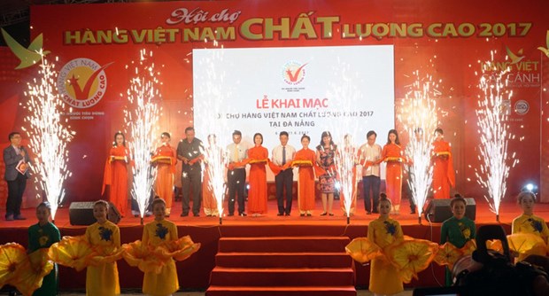 2017年越南高质量商品展销会在岘港市举行 共设400间展位 hinh anh 1