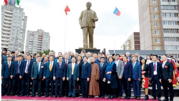 俄罗斯乌里扬诺夫斯克市的胡志明主席塑像落成庆典 hinh anh 1