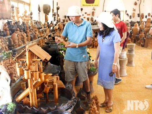2017年庆和省芽庄海洋节：占族同胞陶瓷和锦缎展览会举行 hinh anh 2