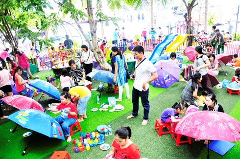 2017年庆和芽庄海洋文化节：“我眼中的庆和”的绘画比赛吸引500多名少年儿童参赛 hinh anh 1