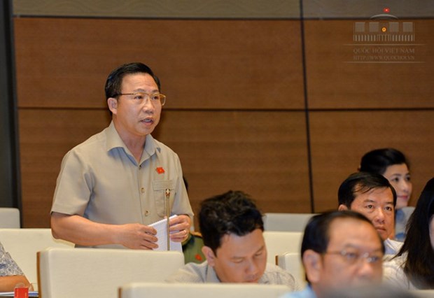 越南国会代表在质询政府成员活动前准备好质询内容 hinh anh 1