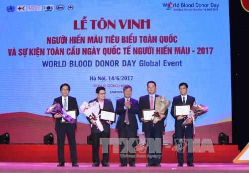 越南全国优秀无偿献血者表彰会在河内举行 hinh anh 1