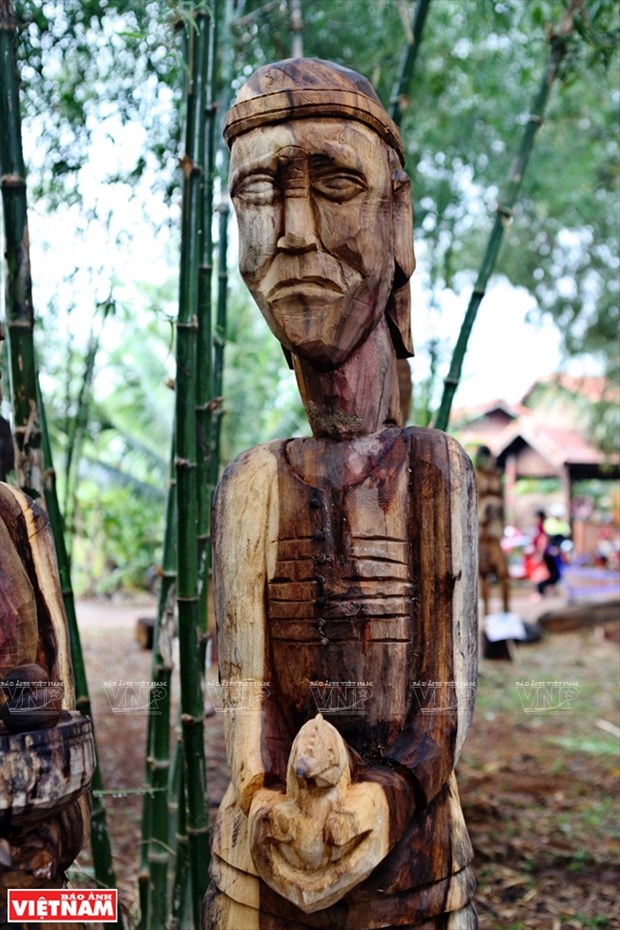 西原木雕：从山林走出的一尊尊“史诗” hinh anh 11