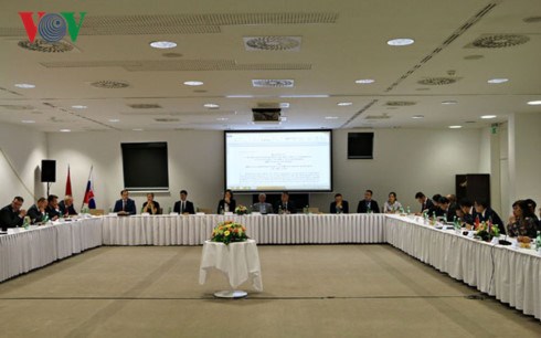 越斯政府间经济合作委员会第2次会议在布拉迪斯拉发举行 hinh anh 1
