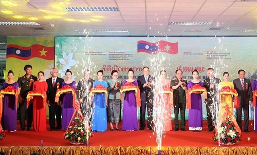 2017年越老贸易博览会在老挝首都万象正式开幕 hinh anh 1