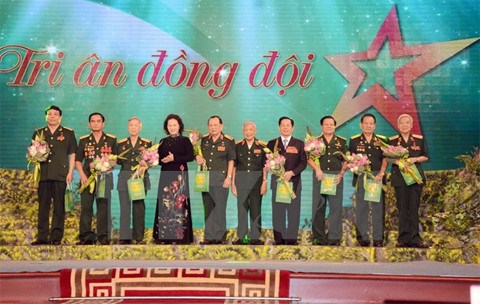 纪念越南荣军烈士节70周年的“缅怀战友”艺术晚会在河内举行 hinh anh 1