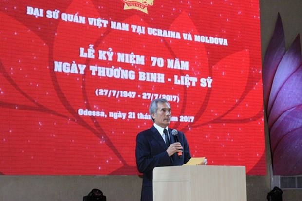 越南驻乌克兰大使馆举行活动 纪念伤残军人及烈士日 hinh anh 1