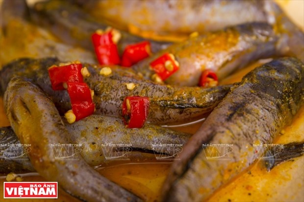 越南美食：姜黄焖虾虎鱼 hinh anh 1