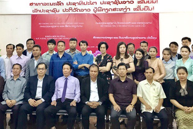 越南帮助老挝新闻工作者队伍提高新闻媒体业务水平 hinh anh 2
