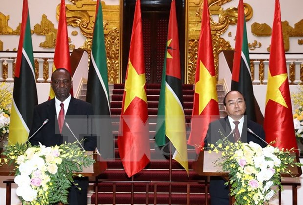 越南政府总理阮春福与莫桑比克总理举行会谈 hinh anh 1