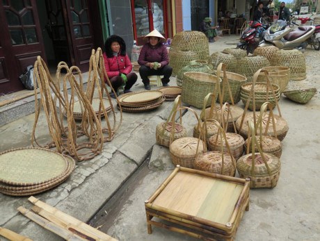恢复传统竹编业帮助少数民族同胞提高经济收入 hinh anh 1