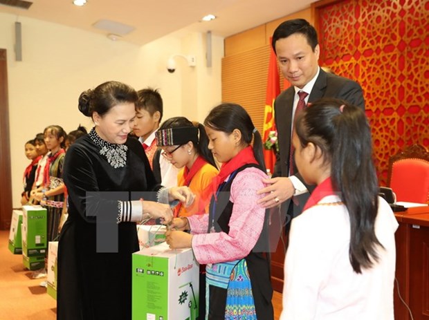 越南国会主席阮氏金银会见全国各地200名少年儿童模范代表 hinh anh 1