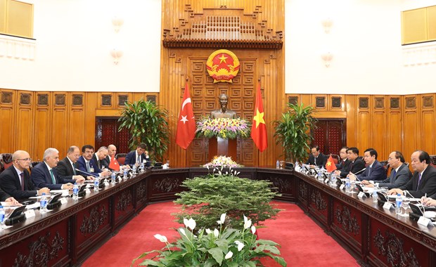 阮春福总理与土耳其总理比纳勒·耶尔德勒姆举行会谈 hinh anh 2