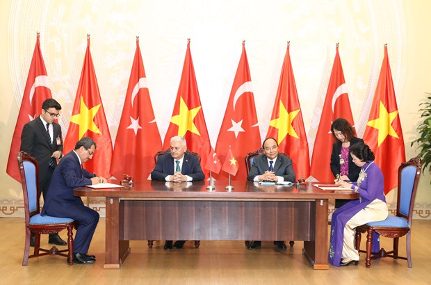 阮春福总理与土耳其总理比纳勒·耶尔德勒姆举行会谈 hinh anh 3