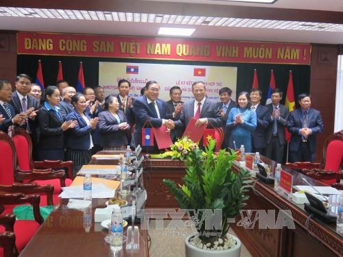 越南海阳省与老挝万象省签署2017-2022年合作文件 hinh anh 1