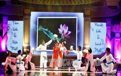 2017年盂兰节：“孝道与民族” 文艺晚会在河内举行 hinh anh 1