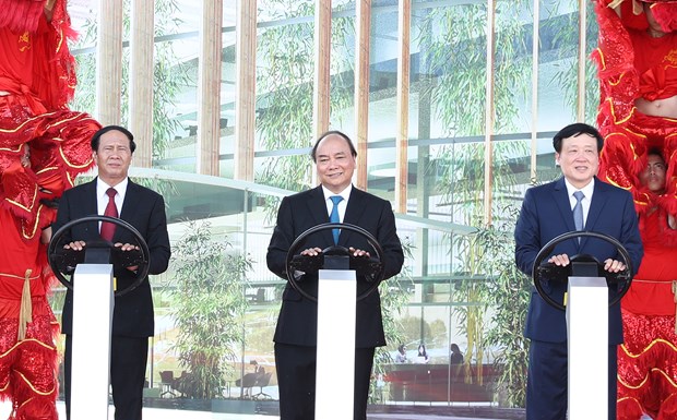 政府总理阮春福发布首个越南品牌汽车生产项目开工令 hinh anh 1
