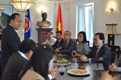 老挝常驻联合国日内瓦办事处代表祝贺越南国庆节 hinh anh 1