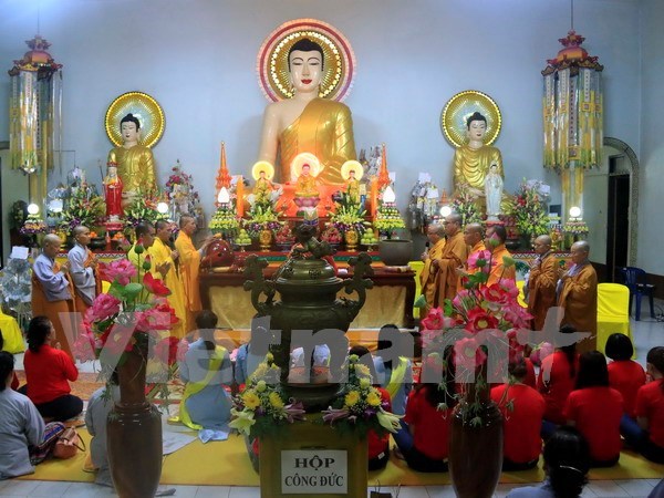 旅居老挝越南人举行活动 庆祝盂兰节 祈求国泰民安 hinh anh 1