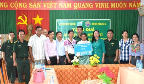 越南向柬埔寨贫困学生赠送1000个笔记本 hinh anh 1